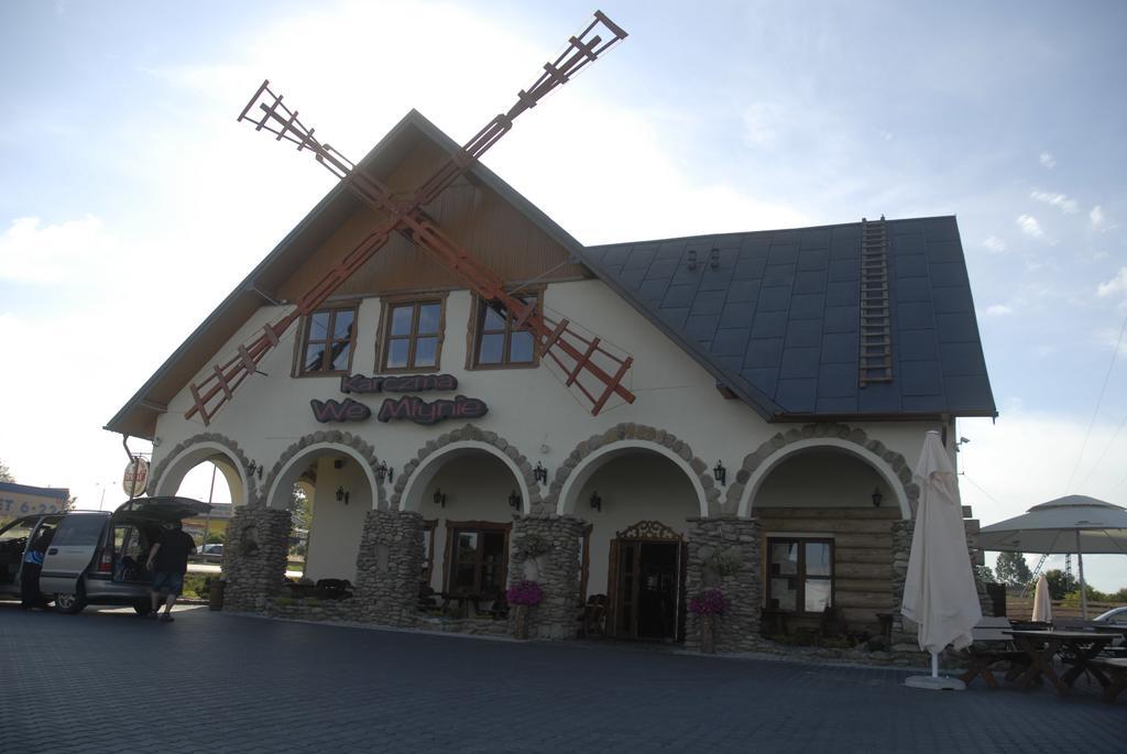 Karczma We Mlynie Hotel Tuszyn Kültér fotó