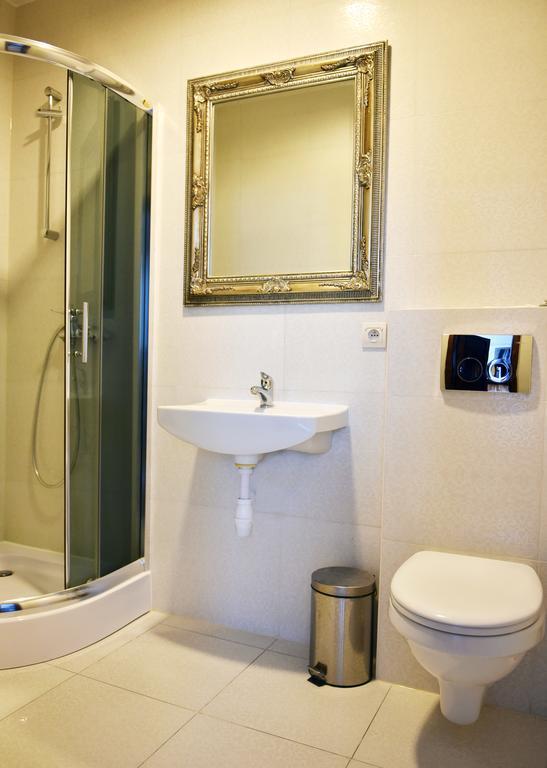 Karczma We Mlynie Hotel Tuszyn Kültér fotó