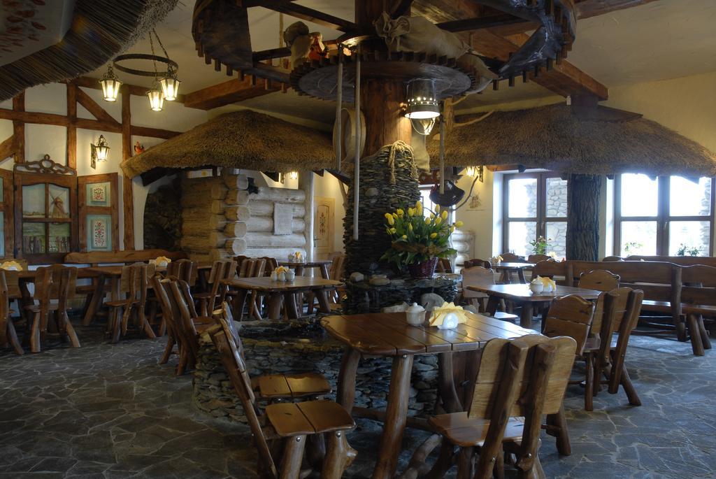 Karczma We Mlynie Hotel Tuszyn Kültér fotó
