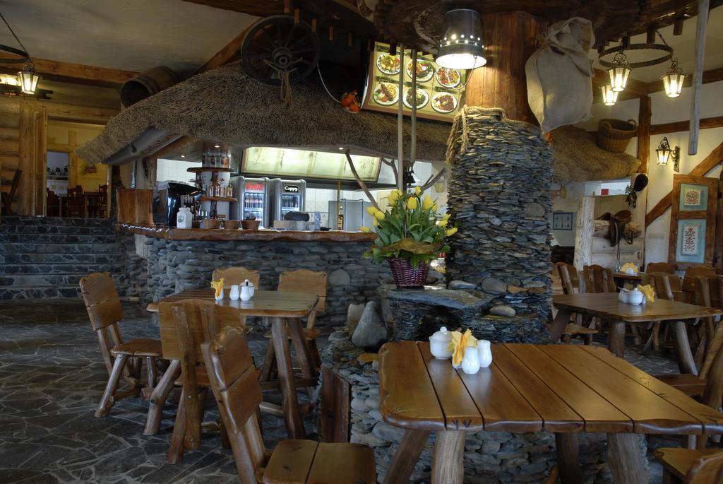 Karczma We Mlynie Hotel Tuszyn Kültér fotó